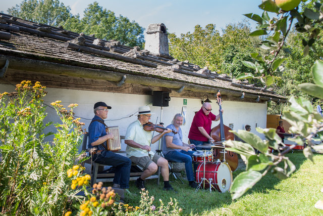 Die Gruppe widawö! mit Gastmusiker Rudi Pfann(r) spielten am Vormittag schon zum Frühschoppen auf. | Foto: alle Bilder önj Unterkagerer/Binder