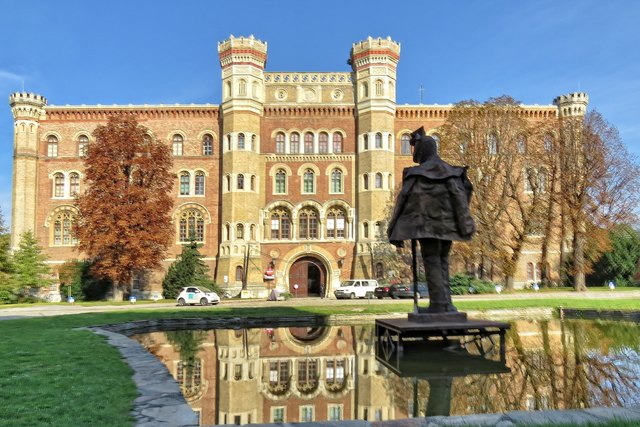 Derselbe Soldat, der Haupttrakt der Kaserne - bei diesem Anblick hört man keine militärischen Kommandos mehr....