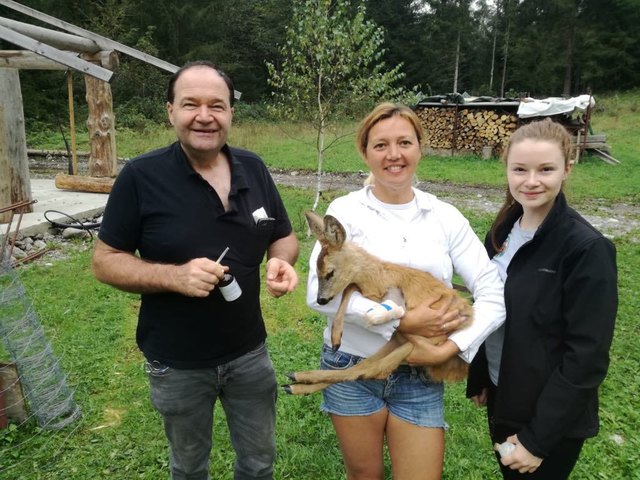 Tierarzt Reinhold Strieder aus Saak mit seiner Tochter, Elena und der geschwächten Clara | Foto: Privat