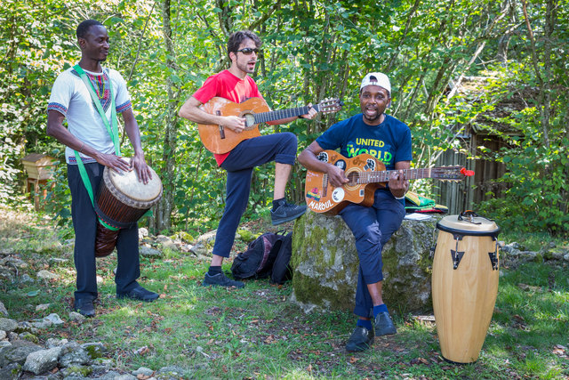 Die Musiker um Prinz Zeka aus dem Kongo (r)  luden mit afrikanischen Rhythmen die Besucher zum Mittanzen in die Obtwiese ein. | Foto: önj Unterkagerer/Binder