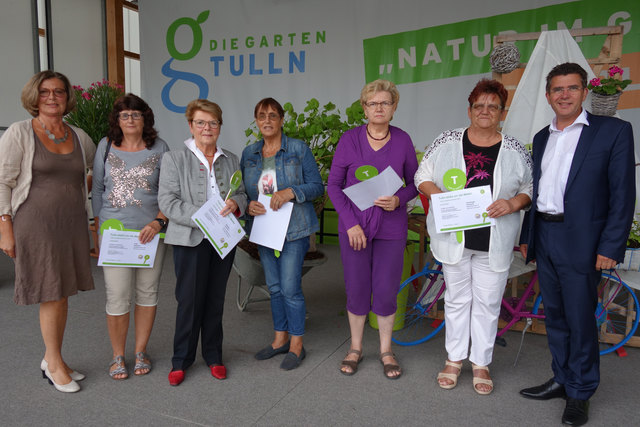 Preisträger der Kategorie "Fenster & Balkone": Obfrau des Verschönerungsvereines Monika Liebhart, Susanne Früh, Frau Johanna Rössler, Marianne Gogl, Christine Kreilach, Elisabeth Flehberger und Bürgermeister Mag. Peter Eisenschenk
﻿ | Foto: Stadt Tulln