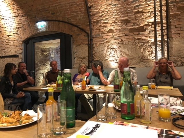 Die Pressekonferenz des Kleinen Theaters im Urbankeller.