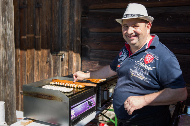 Günther Wolfmayr servierte Bratwürstel  Hermann Fleischlos Bratwürste | Foto: önj Unterkagerer/Binder