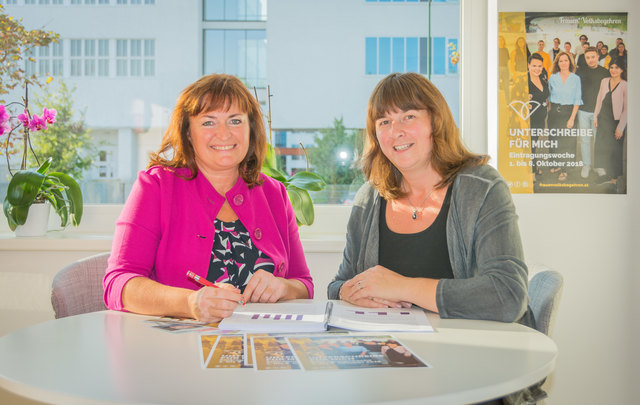 Petra Wimmer (SPÖ-Nationalratsabgeordnete) und Bettina Reichhold (Soziales Wohnservice Wels) engagieren sich für das Frauenvolksbegehren. | Foto: Günter Wimmer