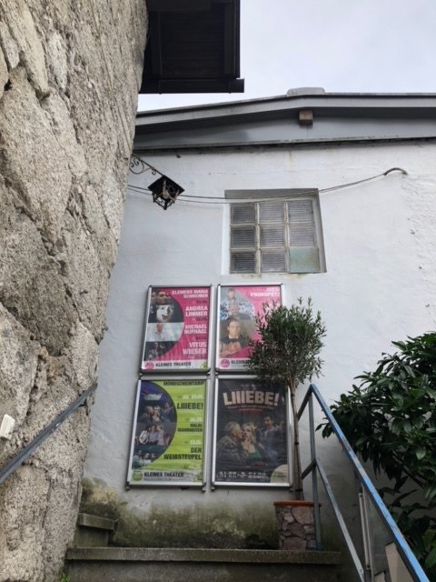 Plakate kündigen das neue Programm des Kleinen Theaters an.