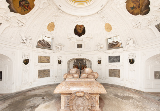 Grabstätte: Kaiser Ferdinand II. ist links eingemauert, seine Frau rechts. Seine Mutter, Erzherzogin Maria von Bayern, ist in der Mitte. | Foto: Foto Fischer