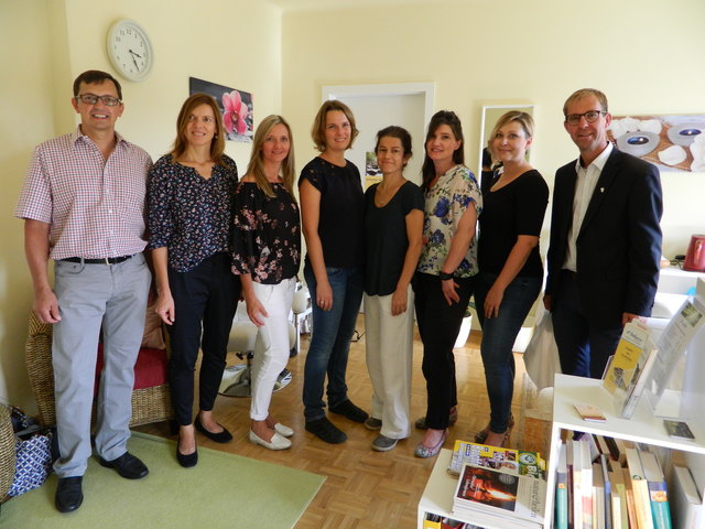(li.) Vbgm. Kurt Nistelberger und Bürgermeister Andreas Nagl (re.) mit sechs Damen vom Gesundheitsbereich. Nicht am Foto: Daniela Posch.