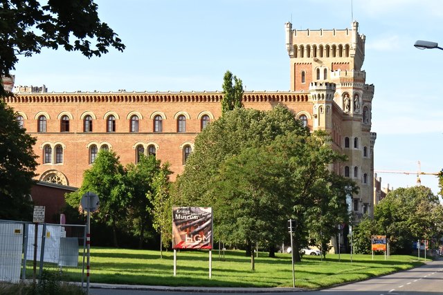 Schon aus der Entfernung imponiert das mächtige, burgartige Gebäude