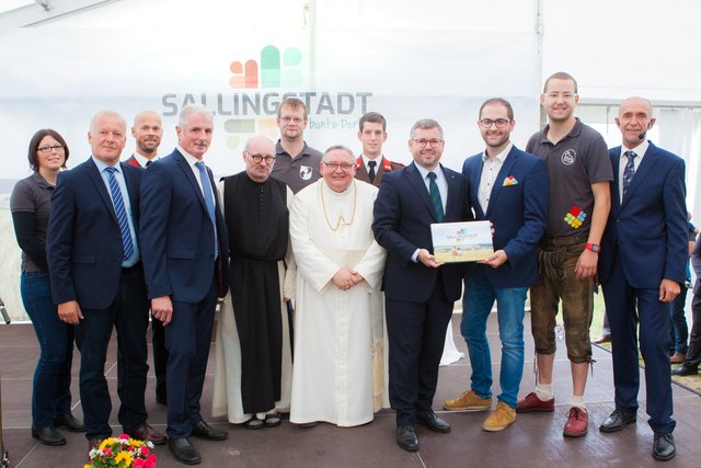 Bei der Buchpräsentation: Melanie Lang, Ludwig Koller, Franz Schaden, Bgm. Johann Hölzl, P. Daniel Gärtner, Bernhard Kaufmann, Abt Johannes M. Szypulski, Stefan Wally, LR Ludwig Schleritzko, Christopher Edelmaier, Markus Rabl und Josef Schaden (v. l.) | Foto: Edelmaier