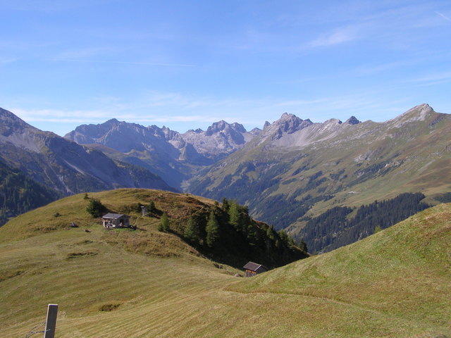 Mutealmhüttle mit Bergpanorama