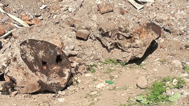 Es wurden überreste von Ölfässern gefunden. | Foto: Walter Teubl