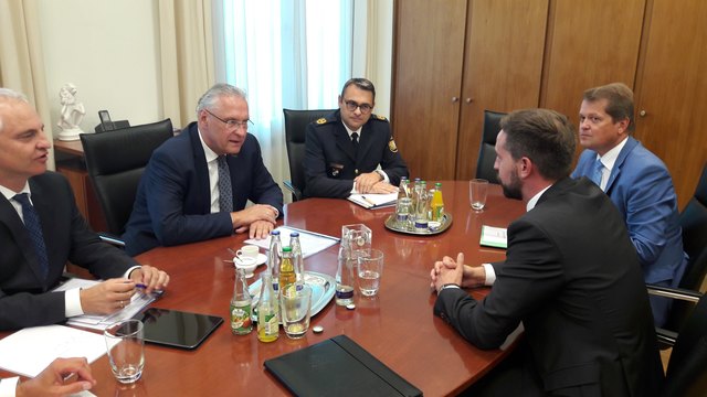 Verkehrslandesrat Stefan Schnöll im Gespräch mit dem bayerischen Innenminister Joachim Herrmann.