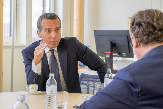 Christian Kern zum Thema teures Wohnen: "Wir schlagen vor, dass Mieter in Zukunft die Maklergebühren, die Versicherungsgebühren und die Grundsteuer nicht mehr zahlen, sondern die Vermieter." | Foto: Arnold Burghardt