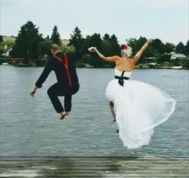 Mit einem gemeinsamen Sprung in den kalten See,unsere Ehe besiegelt