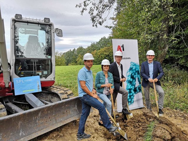 Ernst Schütz (Bauleiter), GR Gabi Maier (hat sich von Anfang an massiv für diesen Handymasten eingesetzt), Bgm. Werner Höfler, Rudolf Trauntschnig (A1) (v.l.n.r.). | Foto: Gemeinde Hofstätten