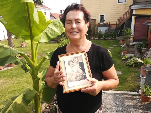 Rosa Mayer zeigt das Hochzeitsfoto mit ihrem Mann Franz.