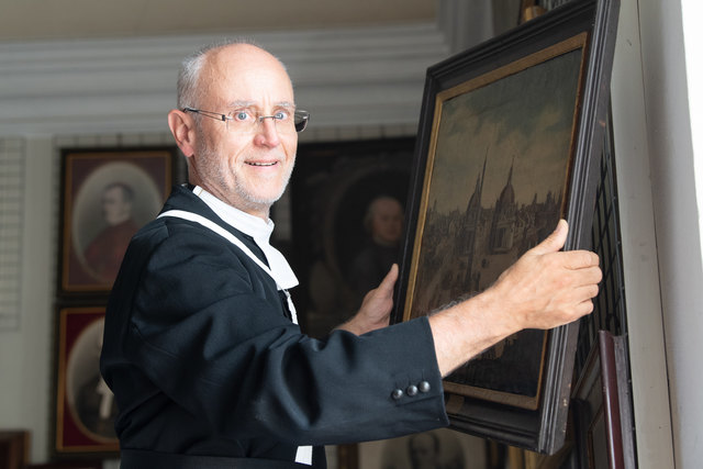 Kustos Harald Ehrl mit einem der unzähligen Kunstschätze des Depots im Stift St. Florian. | Foto: Werner Kerschbaummayr
