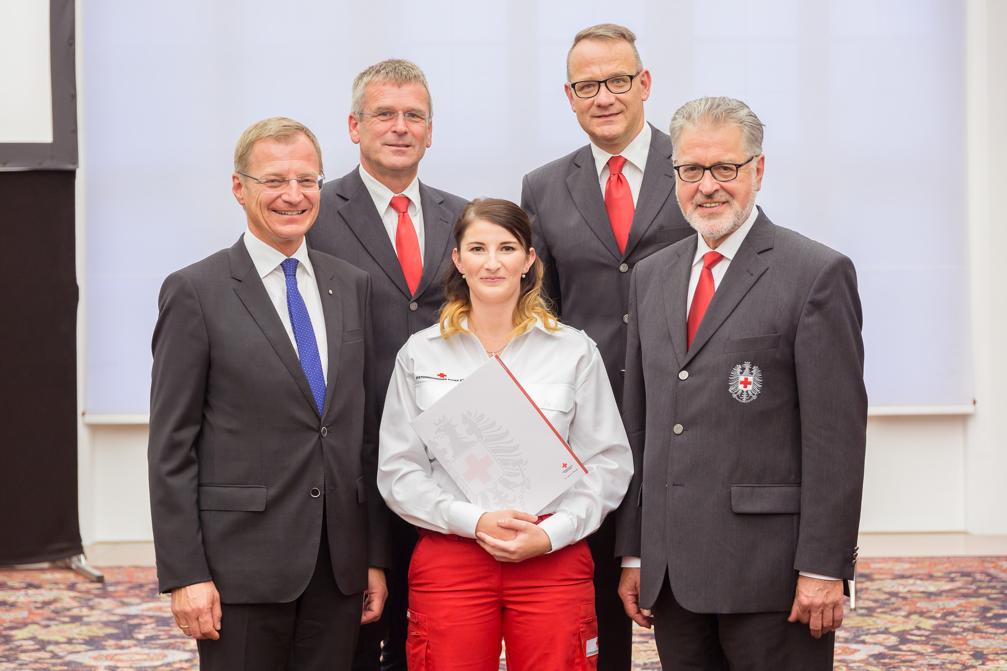 Barbara Rott Rotkreuz 32 neue Rotkreuz-Offiziere angelobt - Braunau