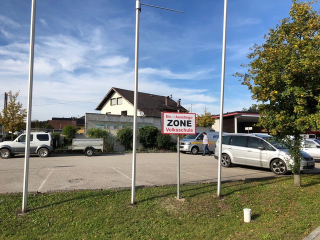 Für mehr Sicherheit wurde eine Ein- und Ausstiegszone für die Schulkinder errichtet, wo sie von ihren Eltern gebracht und geholt werden können. | Foto: Gemeindeamt Lengau