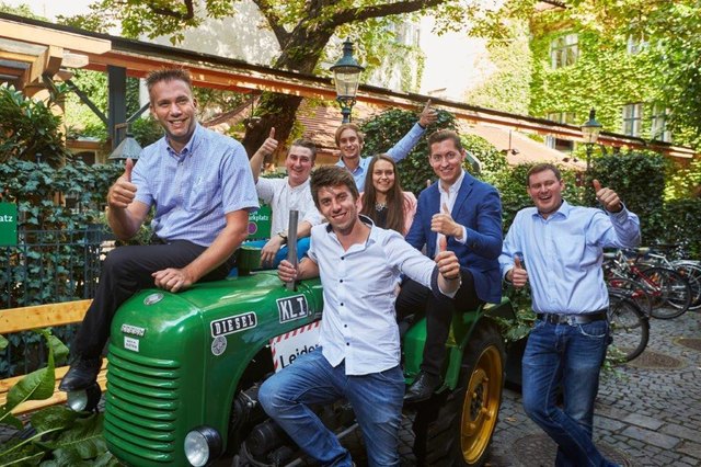 Jürgen Geyer (Geschäftsführer) mit den Finalisten Jakopé, Gruber, Altenbacher, Schwertführer, Steindorfer und Rögner (v.li.).