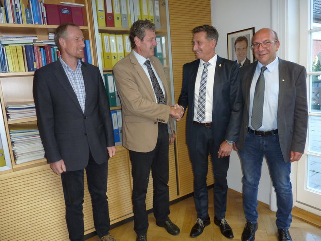 Angelobung: Gemeinderevisor Andreas Walser, BH Markus Maaß, Vizebgm. Reinhard Zangerl und Bgm. Harald Sieß (v.l.). | Foto: BH Landeck