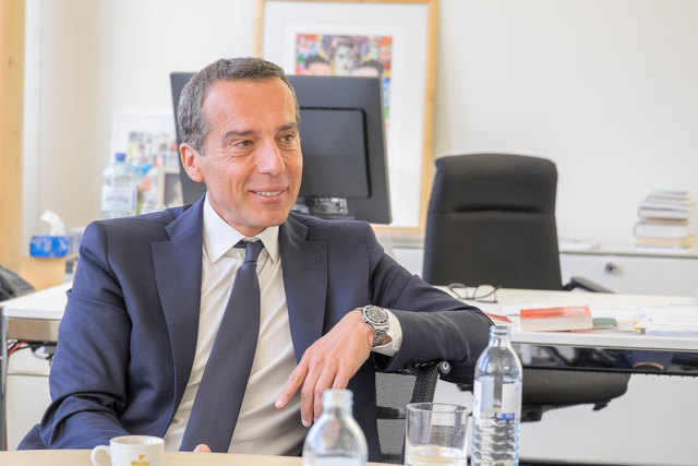 Christian Kern über die Zustimmung für ihn am kommenden Parteitag: "Ich wette weder auf Fussball noch auf Parteitage." | Foto: Arnold Burghardt