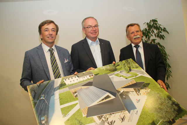 Bei der Auftaktveranstaltung für das "Haus der Wildnis": Geschäftsführer Christoph Leditznig (Wildnisgebiet Dürrenstein), LH-Stv. Stephan Pernkopf und Bürgermeister Martin Ploderer | Foto: Stefan Hackl