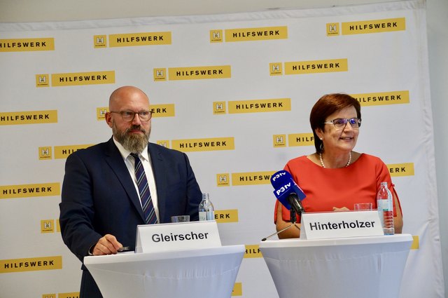 Christoph Gleischer und Michaela Hinterholzer präsentieren die "Unternehmensstartegie 2025" des Hilfswerk NÖ.