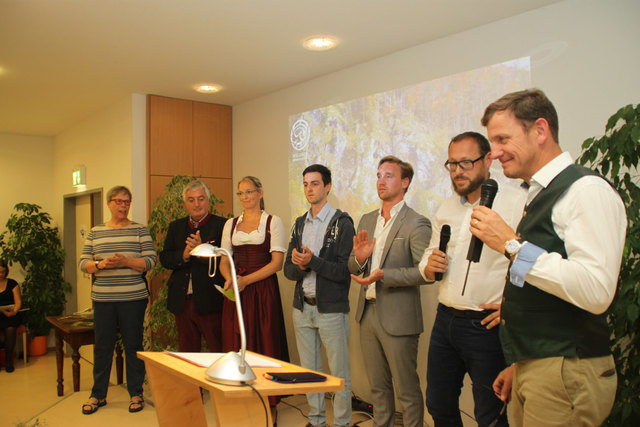 Moderator Hannes Käfer (r.) führte gekonnt durch den Abend und stellte die ersten Spender für das „Haus der Wildnis“ vor. | Foto: Stefan Hackl