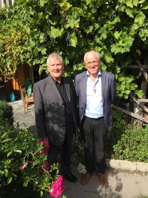 Franz Hinterholzer (re.) wurde als Dekan von Prutz wiedergewählt. Im Bild mit Wahlleiter Bischofsvikar Hermann Steidl. | Foto: Diözese Innsbruck