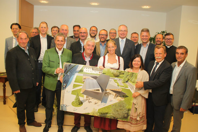 Landeshauptfrau-Stellvertreter Stephan Pernkopf (5.v.r., hinten) gab gemeinsam mit Bürgermeistern und Abgeordneten der Region den Startschuss für die Realisierung des Gemeinschaftsprojekts "Haus der Wildnis". | Foto: Stefan Hackl