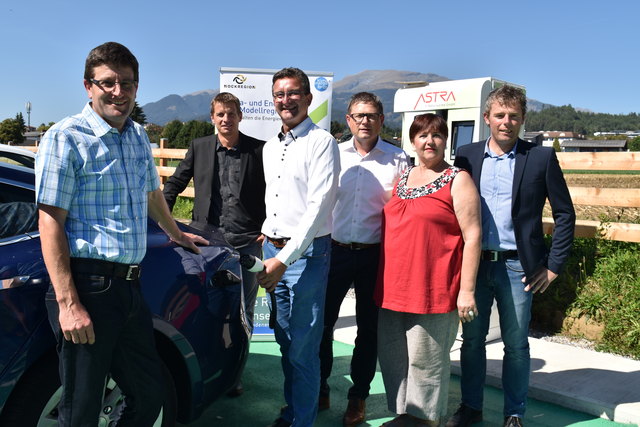 Bei der Eröffnung der E-Tankstelle in Seeboden: Franz Aschbacher (Astra), KEM-Manager Georg Oberzaucher, Bürgermeister Wolfgang Klinar, TourismuschefHellmuth Koch, Umweltreferentin Lorene Stranner und Franz Guggenberger (AAE)