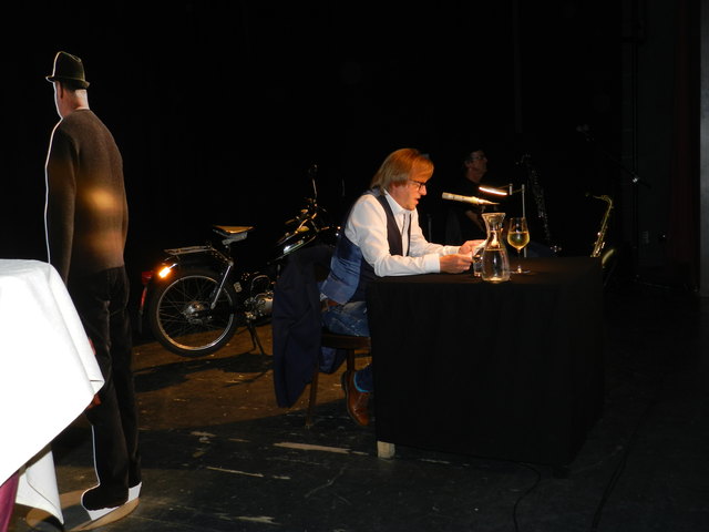 Ein Motorrad und ein Pappaufsteller von Onkel Franz schmückten das Bühnenbild.