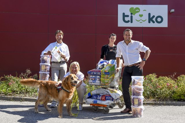 Futterspende der Neos Kärnten: Markus Unterdorfer-Morgenstern XYXYXY, Wolfgang Stauder,  xyxyxy | Foto: Neos Kärnten