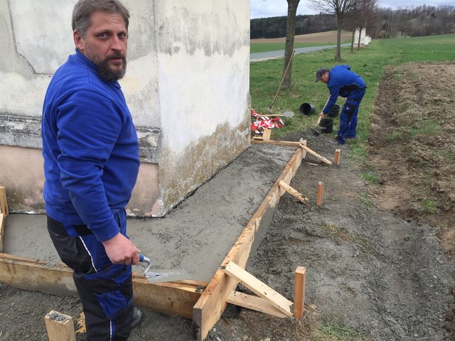 Seit Ostern sind fleißige Hände am Werk, um die Fundamente zu erneuern. | Foto: Friedrich Luisser