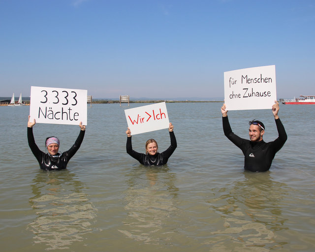 Nach der Seeüberquerung bleibt noch Zeit, um für das Spendenziel zu werben. | Foto: Caritas