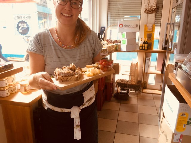 Anna vom Markt mit Käse und Brot. | Foto: Marktgemeinde Meidling