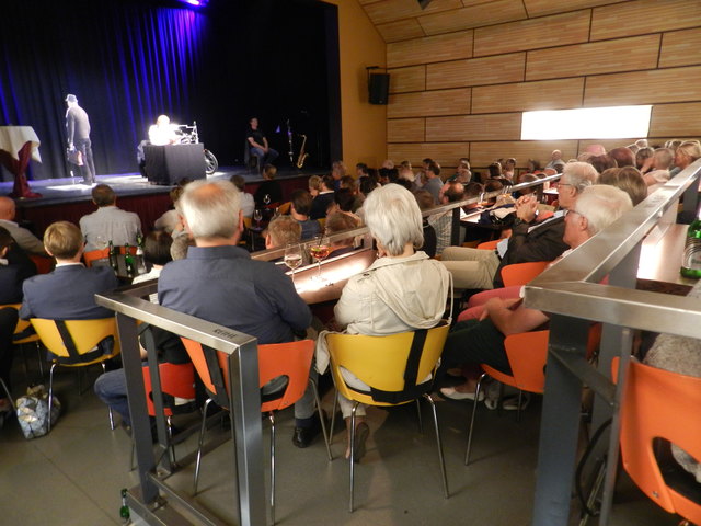 Der Saal war bis oben hin gefüllt.