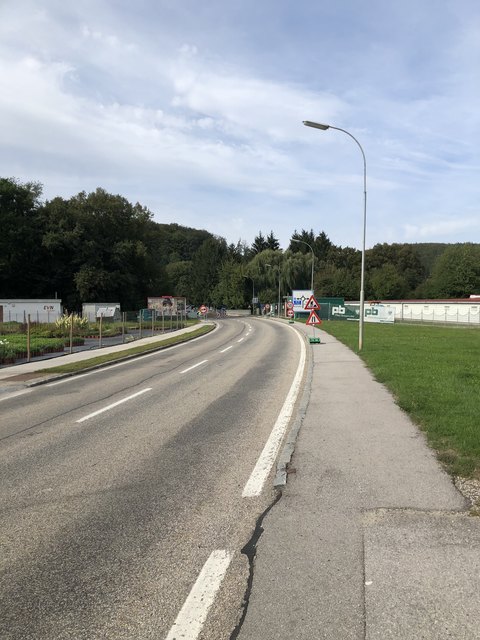 Die kleine Brücke beim Tullnerbacher Kreisverkehr (An der Stadtlhütte) Richtung Wolfsgaben wird gerade saniert