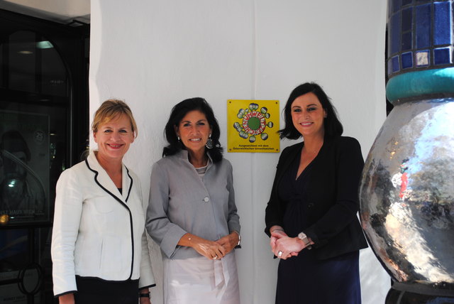 Museumsdirektorin Bettina Leidl, IOCM Präsidentin Danielle Spera und Bundesministerin Elisabeth Köstinger (v.l.n.r.) bei der Verleihung des Umweltzeichens.