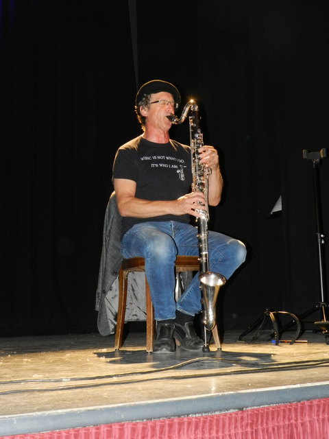 Josef Kili unterhält mit Jazz-Musik.
