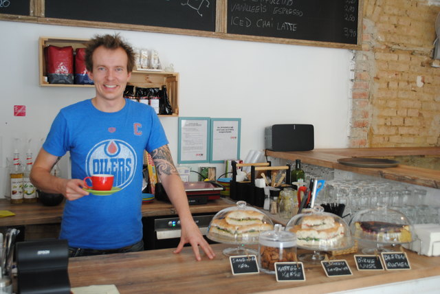 Alexander Planasch setzt mit seinem namenlosen Café auf Umweltschutz und Nachhaltigkeit.