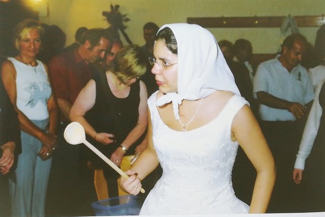 Aus einer Braut wird eine Frau. Ein schöner Brauch in unserer Gegend. Ist schon ein paar Jahre her.