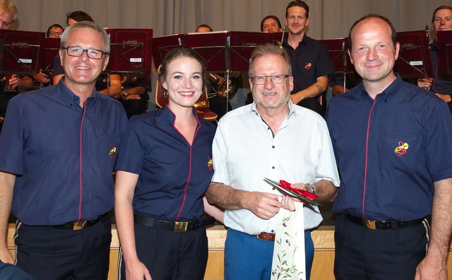 Obmann Gerald Klement, Magdalena Doppler und Kapellmeister Christoph Eckl (r.) gratulieren Alfred Lugstein (2.v.r.). | Foto: E. Grünbacher