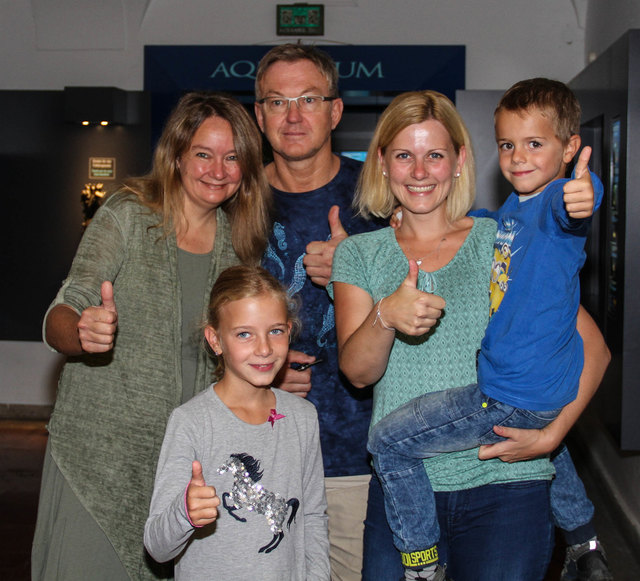 Julia mit ihren Bruder Fabian, mit Mama Monika (rechts) und der wissenschaftlichen Leiterin Anke Oertel (links) sowie Betriebsleiter Reinhard Pichler. | Foto: Land Salzburg/Melanie Hutter