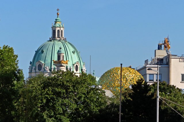 Karlskirche und Krauthappl (die Blattkuppel der Wiener Sezession)