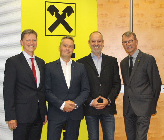 Mag. Wolfgang Hechenberger (Vorstand der Raiffeisenbank Reutte), Dr. Peter Schulte (Experte und Referent), Ing. Christian Strigl (Bezirksstellenobmann WKO Reutte) und Georg Gutheinz (Geschäftsleiter der Raiffeisenbank Tannheimertal)
.