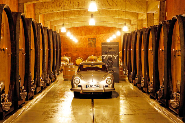 Die Sportwagenmarke Porsche feiert ihren 70er mit Wein und Uhr. | Foto: Jürgen Tap für Porsche