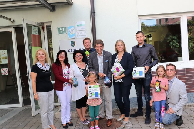 Erich Gosch (Bildmitte), Roswitha Zenz (3.v.l.) und Gemeinderäte brachten Trinkflaschen für Feldkirchens Taferlklassler.