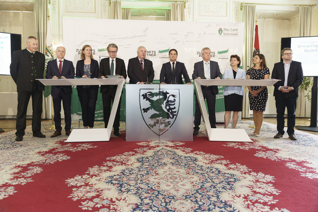 Stehen gemeinsam hinter den künftigen Landeshaushalte: die Mitglieder der Landesregierung mit den Klubobmännern der Regierungsparteien, Karl Lackner (l.) und Hannes Schwarz (r.). | Foto: steiermark.at/Streibl